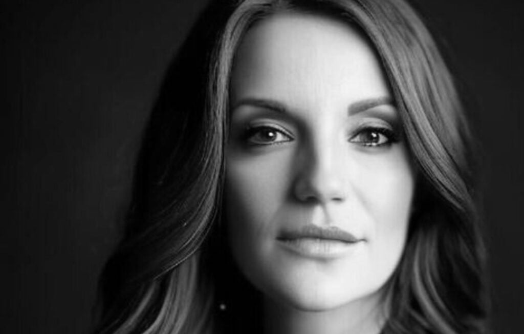 Julie Zubak headshot
