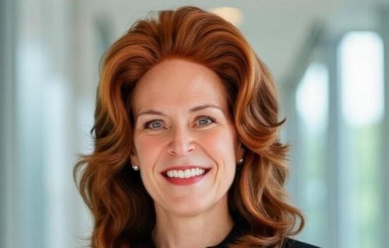 Ann Hollins headshot